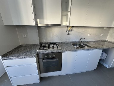 T2 Benfica, renovado, varavda, cozinha semi equipada 1250€