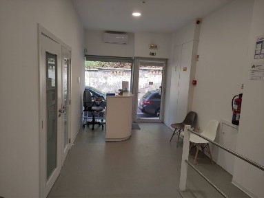 Arrenda-se/Vende-se: Espaço Comercial C/ Montra na Rua Figueira da Foz