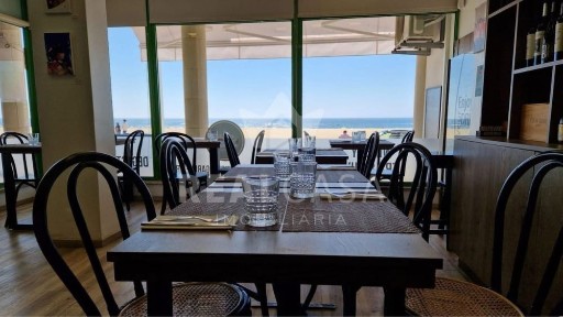 Casa de petiscos à beira mar