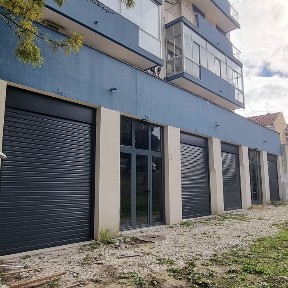 Armazém Feijó- 240m2 com 4 portões e 2 portas de vidro