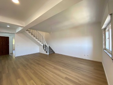T3 Duplex com terraço - Totalmente remodelado - Estrear