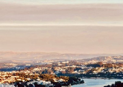 T2 Antas (perto da Praça Velasquez) c/ varanda e garagem. Não mobilado