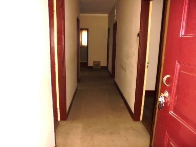 Excelente T 4 + 1 c/arrumo, garagem, jardim, valor negociável.