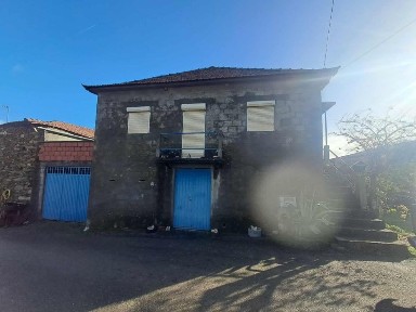 Vende-se Moradia com terreno. ACEITAM-SE PROPOSTAS