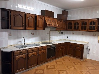 Apartamento T3 com Sótão Equipado e Duas Garagens