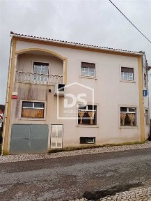 Moradia T3 com espaço comercial para café e restaurante