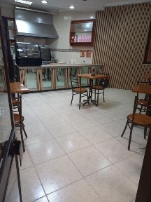 Espaço comercial com algum equipamento de cafetaria.