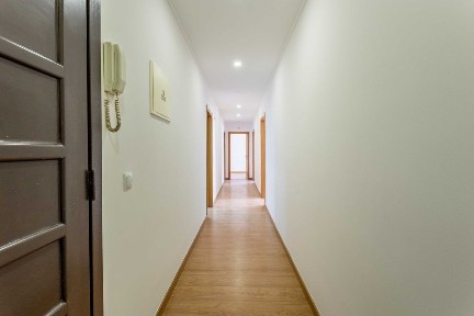 Apartamento T2 com duas casas de banho e terraço - Praça do Chile