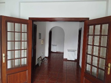 Apartamento T3 com terraço, 1º andar com elevador, sótão e garagem.