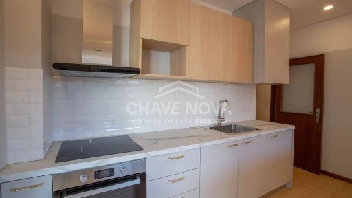 Apartamento T3 totalmente renovado - Junto à RTP