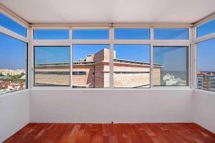 T2+1 renovado com vista rio varanda na sala e cozinha