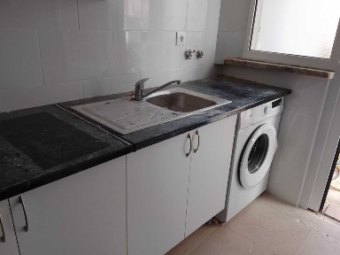 Disponível para visitas, T1 R/C renovado com pequeno quintal, no centro de Odivelas.