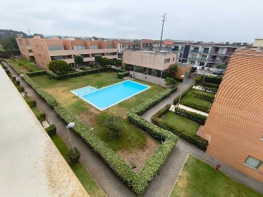 T2 Moderno com Piscina e Garagem Fechada - A 5 minutos da Praia!