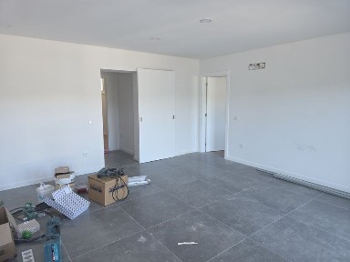 Apartamentos T2 e T3 novos com cozinha equipada e terreno exterior.