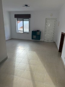 T1 em frente ao metro com água e luz incluída