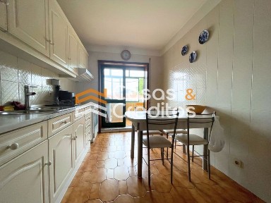 Apartamento T3 com garagem no centro de Canelas