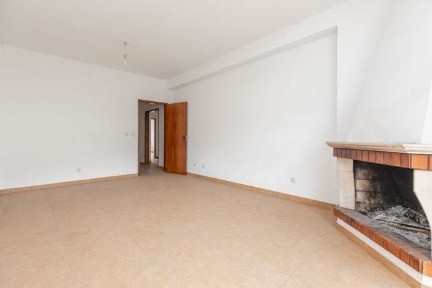 Apartamento T3 com varanda e vista desafogada (Lousã)