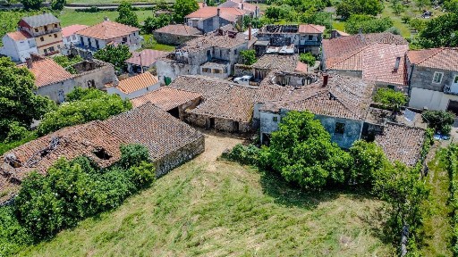Casa de aldeia à venda na Rua de Santo António