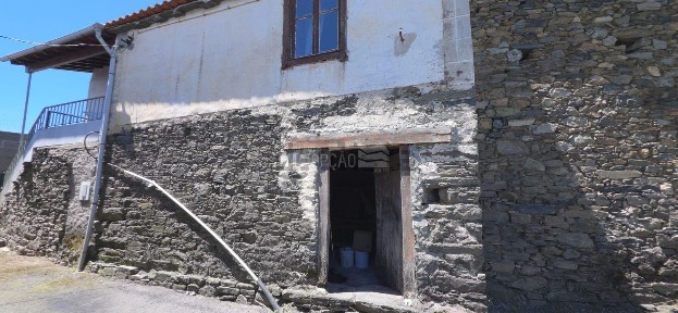 Moradia geminada à venda em R. do Outeiro