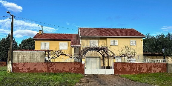 Moradia independente à venda em Rio Frio e Milhão