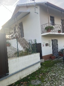 Moradia independente à venda na Rua Fundo do Povo