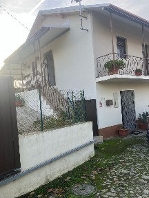 Moradia independente à venda na Rua Fundo do Povo