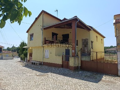 Moradia independente à venda na Rua Trás