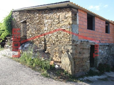 Moradia independente à venda em Suçães