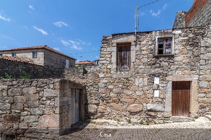 Moradia geminada à venda em Lousa