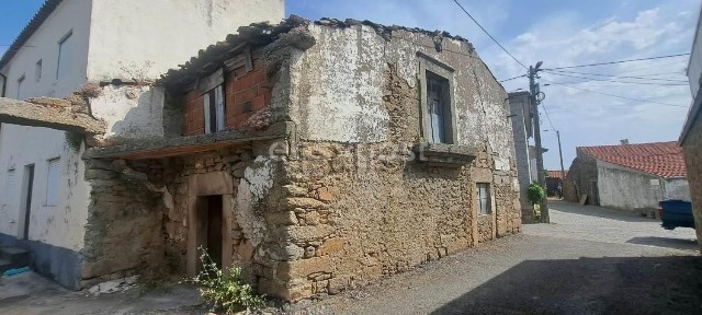Moradia geminada à venda em Urrós