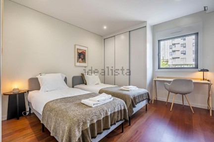 Arrendamento de apartamento T2 na Praça de Almeida Garrett