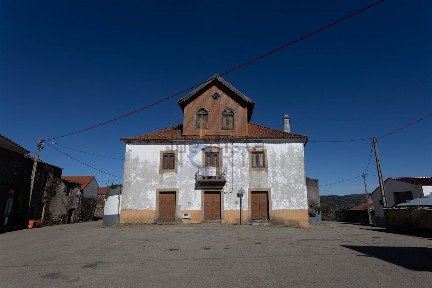 Moradia independente à venda em Lg. da Capela, 11
