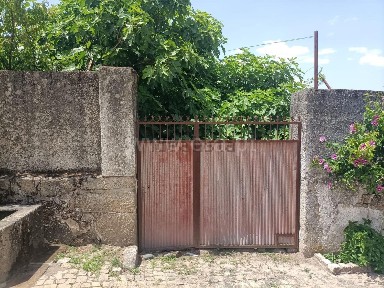 Moradia independente à venda no Largo Eiró