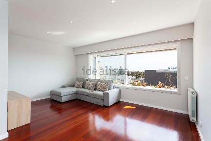 Arrendamento de apartamento T3 na Rua Diogo de Silves, 33