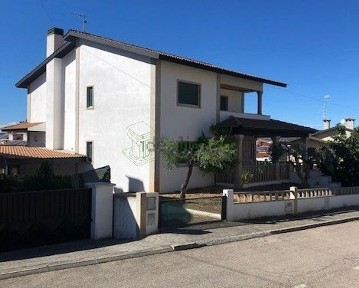 Moradia independente à venda na Rua Abílio Beça