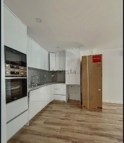 Apartamento T3 à venda na Rua Emídio Navarro, 67