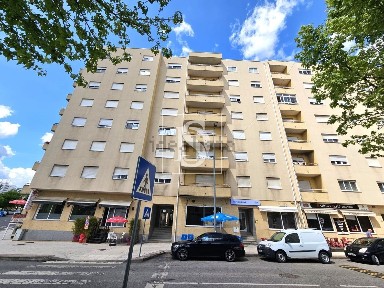 Apartamento T4 à venda na Avenida das Forças Armadas n° 19