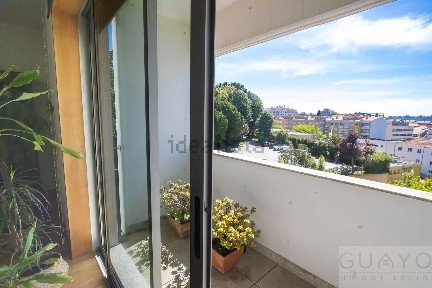 Arrendamento de apartamento T4 na Rua do Conselheiro Veloso da Cruz, 639