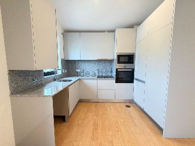 Arrendamento de apartamento T2 na Rua Coronel de Almeida Valente