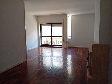 Arrendamento de apartamento T3 na Rua de Faria Guimarães, 710