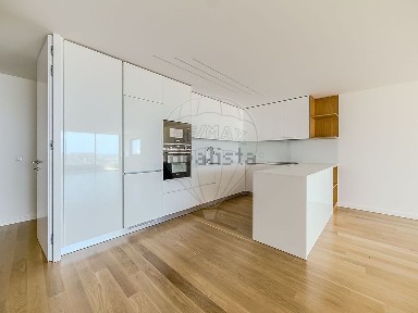 Arrendamento de apartamento T3 na Rua Chãos Vermelhos