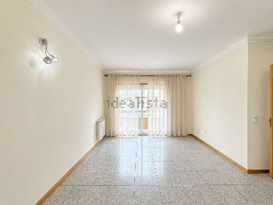Arrendamento de apartamento T2 na Rua Doutor Cal Brandão