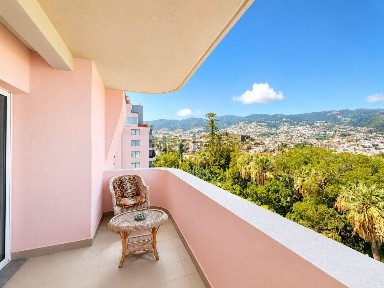 Arrendamento de apartamento T4 na Rua do Jasmineiro, 14