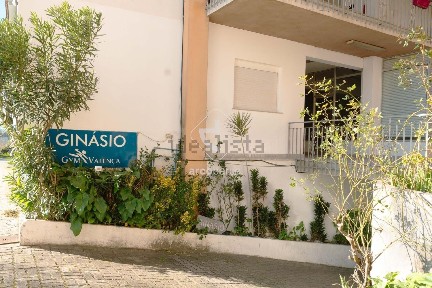 Espaço comercial à venda na Avenida do Colégio Português