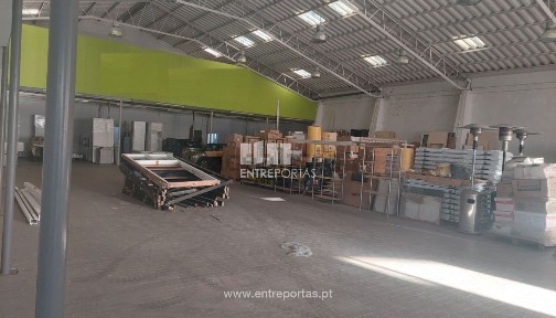 Espaço comercial à venda em Vila Nova de Anha
