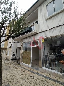 Arrendamento de espaço comercial na Rua do Abade da Loureira, 186