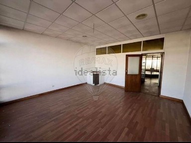 Arrendamento de espaço comercial na Avenida Doutor Bernardo Brito Ferreira