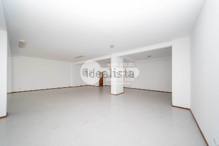 Arrendamento de espaço comercial na Praceta das Amoreiras