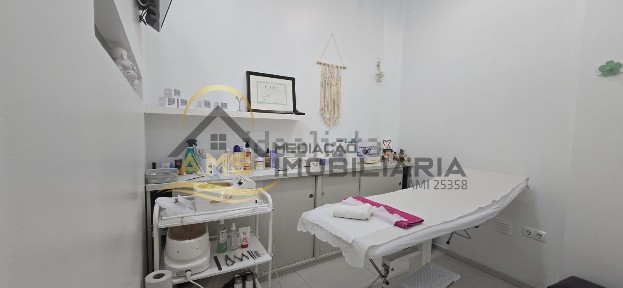 Centro de estética, perfumaria para trespasse na Rua Ferreira de Castro, 9
