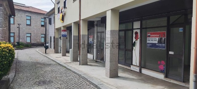 Arrendamento de espaço comercial no Largo da República